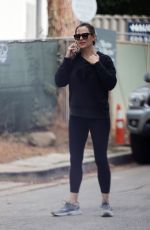 JENNIFER GARNER Looking Around Her New Home in Brentwood 03/26/2021