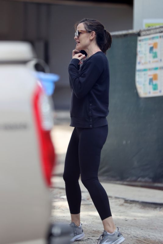JENNIFER GARNER Looking Around Her New Home in Brentwood 03/26/2021