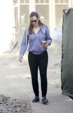 JENNIFER GARNER Visits Her Under-construction Home in Brentwood 06/04/2021