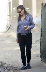 JENNIFER GARNER Visits Her Under-construction Home in Brentwood 06/04/2021