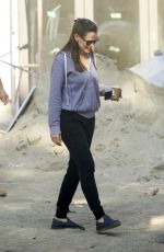 JENNIFER GARNER Visits Her Under-construction Home in Brentwood 06/04/2021
