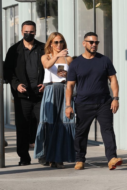 JENNIFER LOPEZ Shopping at Ralph Lauren in Beverly Hills 06/19/2021