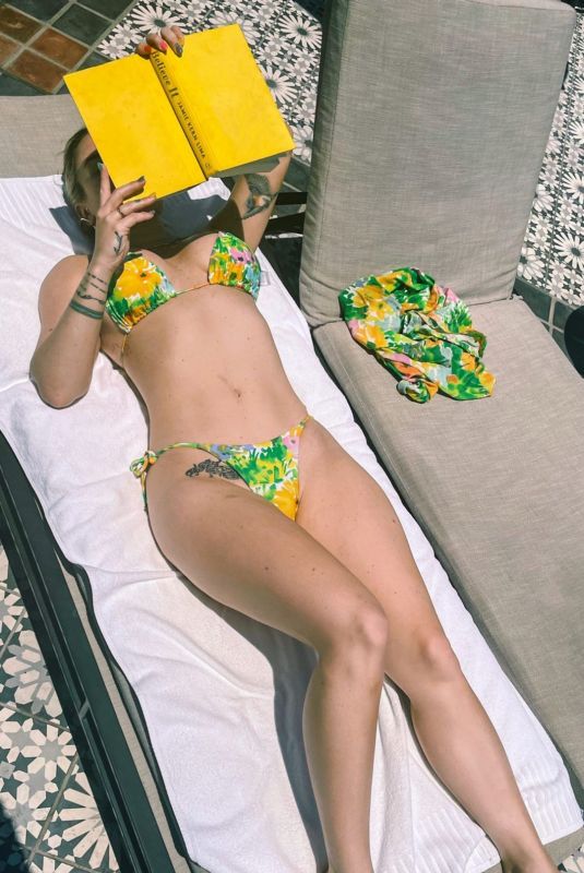 JOANNA JOJO LEVESQUE in Bikini - Instagram Photo 06/29/2021