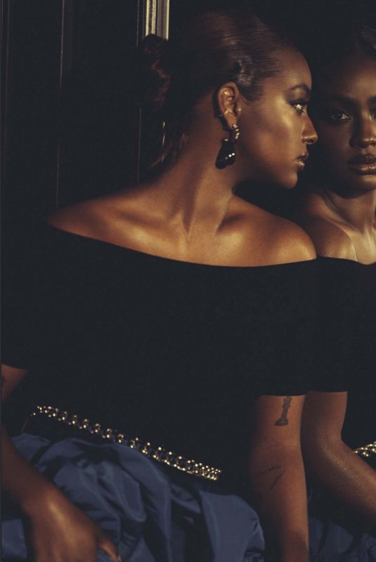 JUSTINE SKYE in L