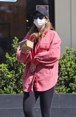KATHERINE SCHWARZENEGGER Out Picking up Lunch and Coffee in Brentwood 06/08/2021