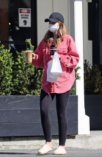 KATHERINE SCHWARZENEGGER Out Picking up Lunch and Coffee in Brentwood 06/08/2021