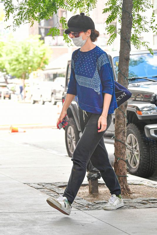 KATIE HOLMES Arrives at Her Apartment in New York 06/15/2021