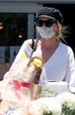 KIMBERLY STEWART Shopping at Bristol Farms in Beverly Hills 06/13/2021