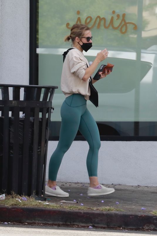 KRISTEN BELL at a Gym in Los Feliz 06/07/2021