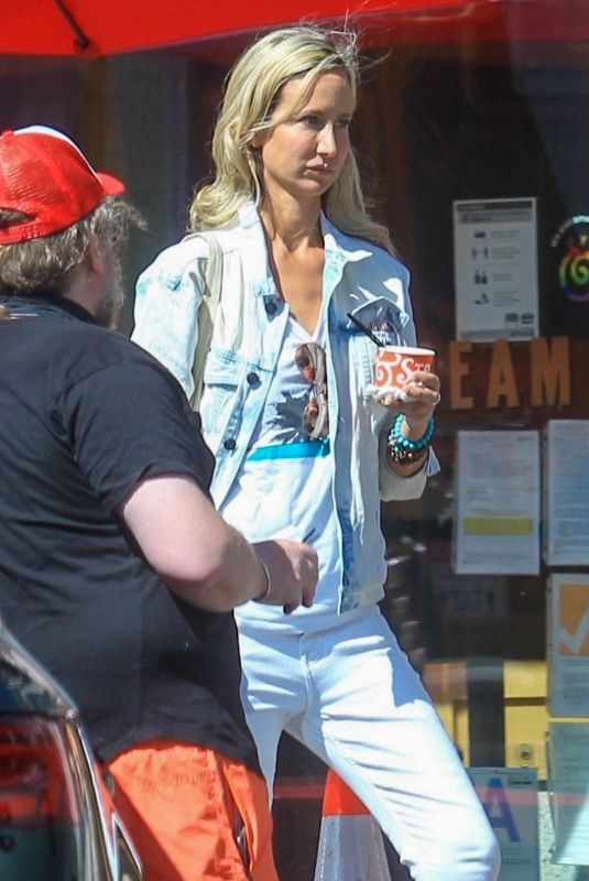 LADY VICTORIA HERVEY at Salt & Straw in West Hollywood 06/11/2021