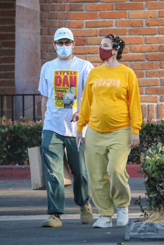 Pregnant HALSEY and Alev Aydin Shopping at Ralphs in Malibu 06/04/2021