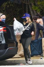 SARAH MICHELLE GELLAR Out Shopping in Los Angeles 05/31/2021