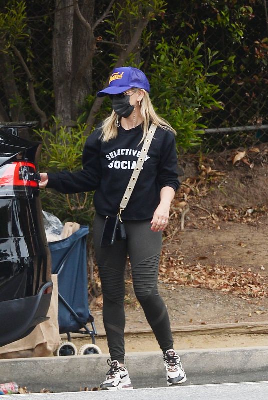 SARAH MICHELLE GELLAR Out Shopping in Los Angeles 05/31/2021