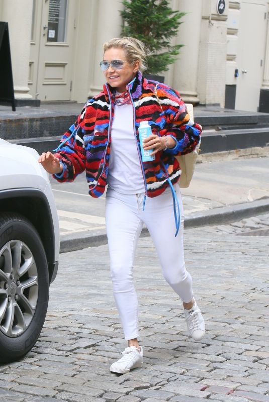 YOLANDA HADID Leaves Bella