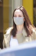 ANGELINA JOLIE Shopping at HABA Grocery Shop Play Tent in Los Feliz 07/10/2021