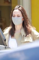 ANGELINA JOLIE Shopping at HABA Grocery Shop Play Tent in Los Feliz 07/10/2021