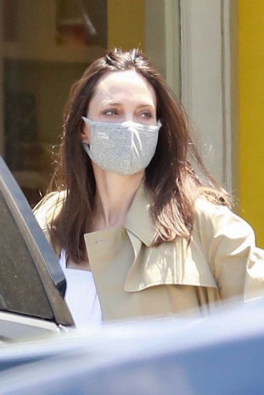 ANGELINA JOLIE Shopping at HABA Grocery Shop Play Tent in Los Feliz 07/10/2021