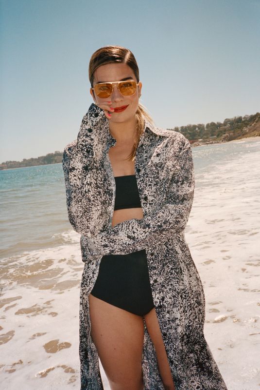 ANNIE MURPHY for The Zoe Report, June 2021