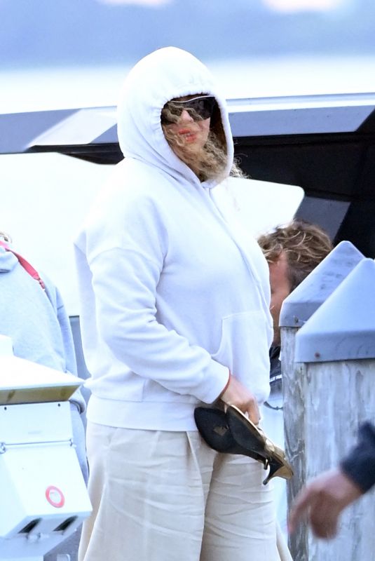 BEYONCE on a Boat in The Hamptons 07/05/2021