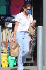 CINDY CRAWFORD Shopping at Vintage Grocers in Malibu 07/19/2021