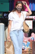 CINDY CRAWFORD Shopping at Vintage Grocers in Malibu 07/19/2021