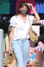 CINDY CRAWFORD Shopping at Vintage Grocers in Malibu 07/19/2021