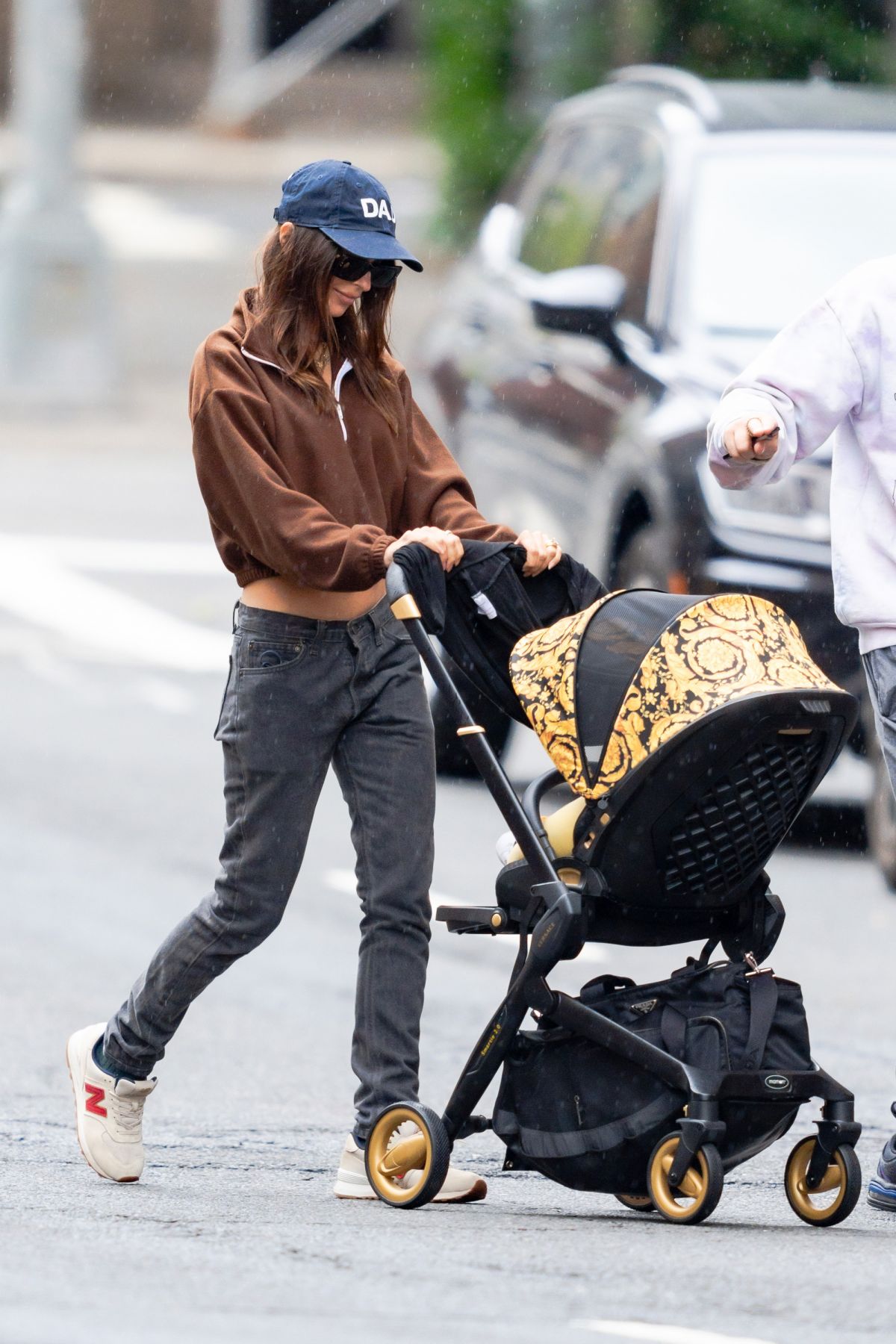 emily-ratajkowski-out-with-her-baby-in-new-york-07-03-2021-2.jpg