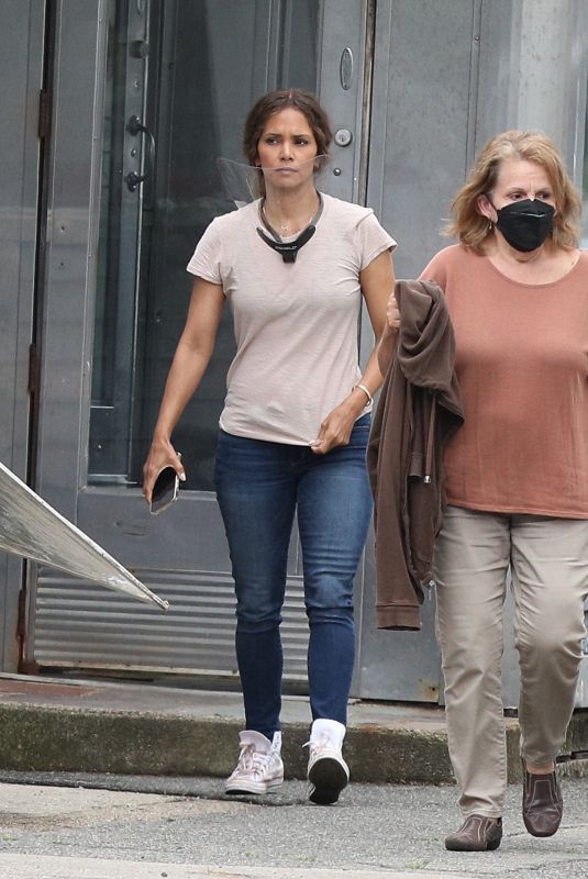 HALLE BERY On the Set of Mothership in Plainville 07/19/2021