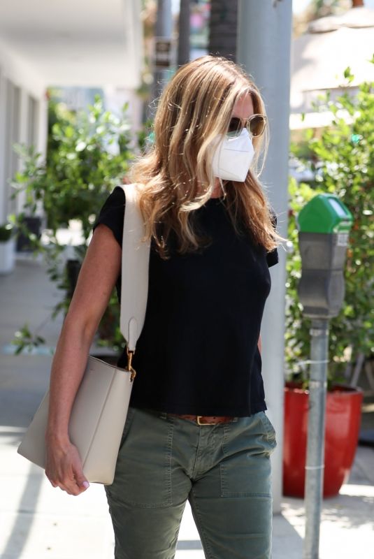JENNIFER ANISTON Leaves Skincare Clinic in Beverly Hills 07/09/2021