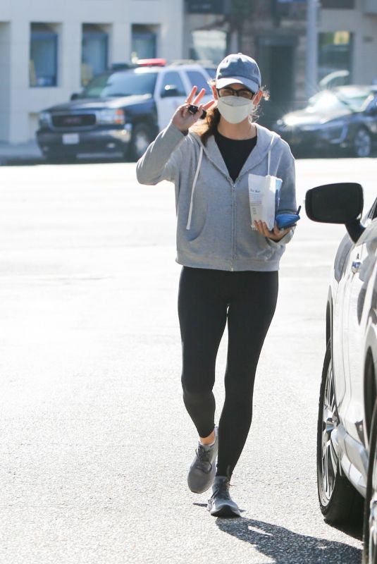 JENNIFER GARNER Out and About in Los Angeles 07/20/2021