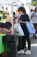 JENNIFER GARNER Shopping at Farmer