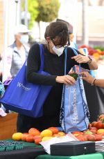 JENNIFER GARNER Shopping at Farmer