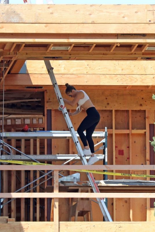 JENNIFER LOPEZ Checking Construction Site in Holmby Hills 07/17/2021