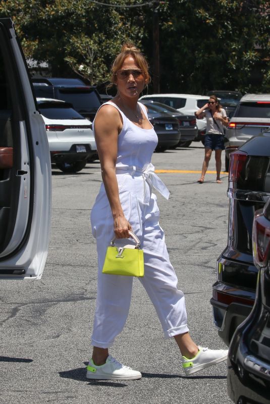 JENNIFER LOPEZ Out at Brentwood Country Mart 07/09/2021