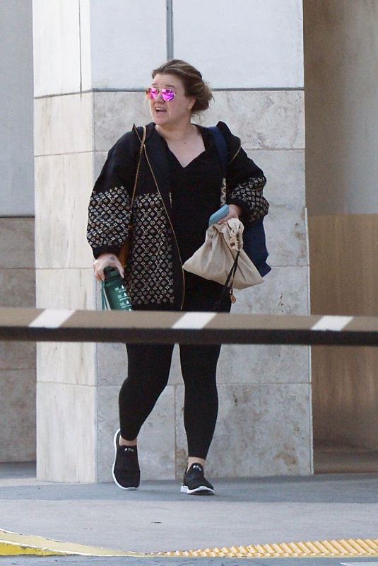 KELLY CLARKSON Out and About in Los Angeles 07/28/2021