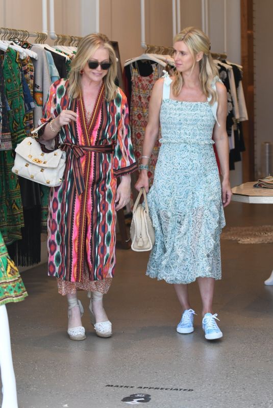 NICKY and KATHY HILTON Shopping at Alice + Olivia in Beverly Hills 07/21/2021