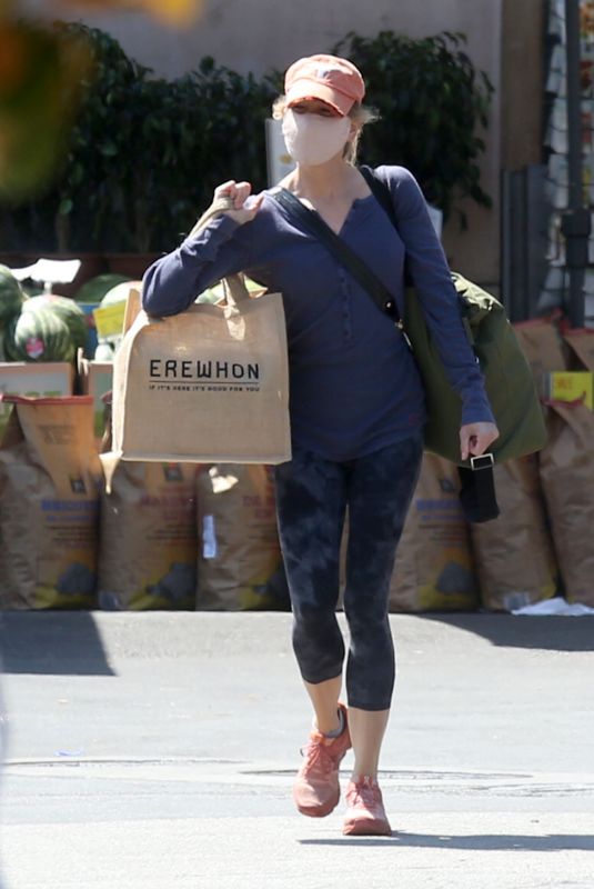 RENEE ZELLWEGER Shopping at Whole Foods in Los Angeles 07/03/2021