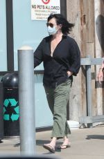 SHANNEN DOHERTY Shopping at Vintage Grocers in Malibu 07/16/2021