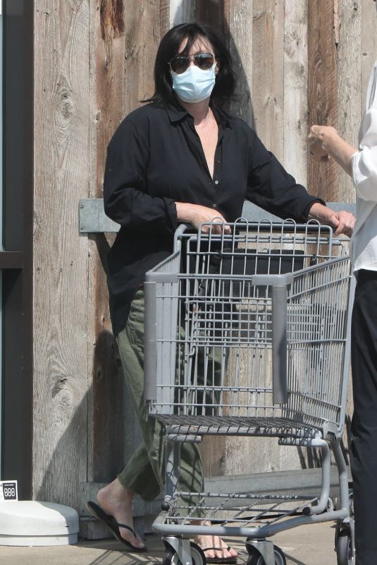 SHANNEN DOHERTY Shopping at Vintage Grocers in Malibu 07/16/2021
