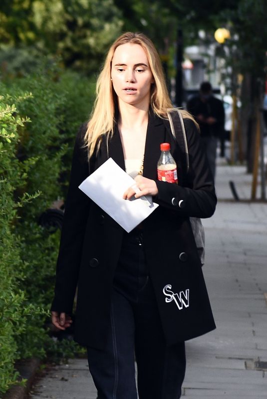 SUKI WATERHOUSE Out on Portobello Road in London 07/04/2021