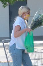 TORI SPELLING Shopping at Bristol Farms in Woodland Hills 07/23/2021