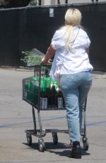 TORI SPELLING Shopping at Bristol Farms in Woodland Hills 07/23/2021