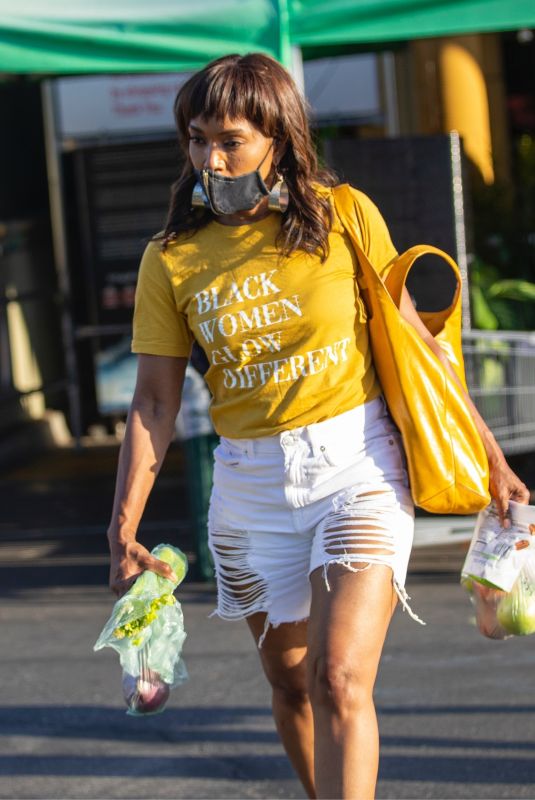 ANGELA BASSETT Shopping at Whole Foods in Los Angeles 08/09/2021