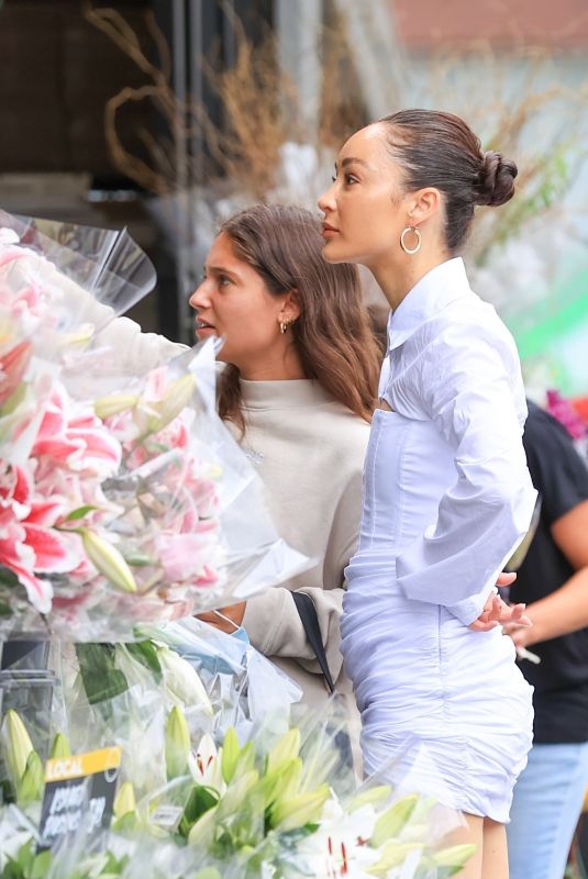 CARA SANTANA Buying Flowers at Bristol Farms in Los Angeles 08/18/2021