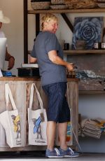 ELLEN DEGENERES Shopping for Antiques at a Garden Center in Montecito 08/04/2021