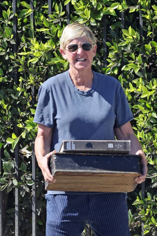 ELLEN DEGENERES Shopping for Antiques at a Garden Center in Montecito 08/04/2021
