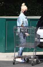 GWENSTEFANI Shopping at Bristol Farms in West Hollywood 08/24/2021