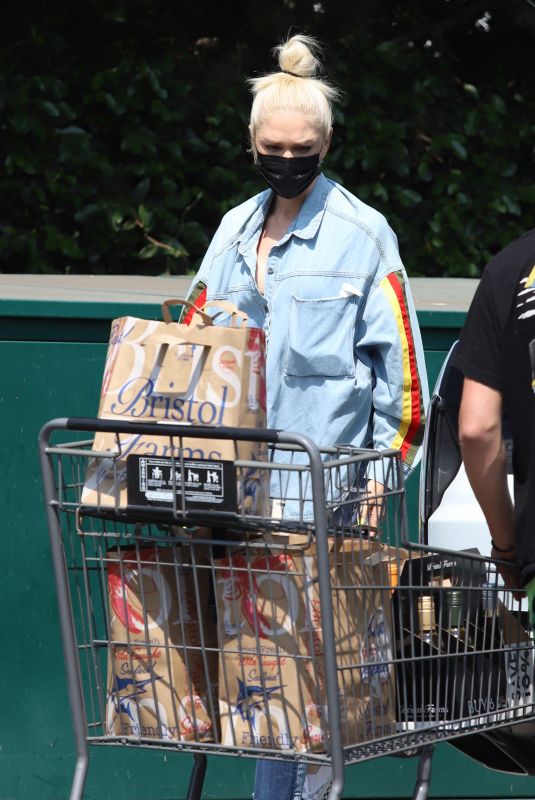 GWENSTEFANI Shopping at Bristol Farms in West Hollywood 08/24/2021