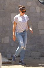 JENNIFER GARNER at Her New Home Under Construction in Brentwood 08/26/2021