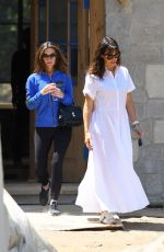 JENNIFER GARNER Checking Up Progress on Her New Mansion in Brentwood 08/24/2021